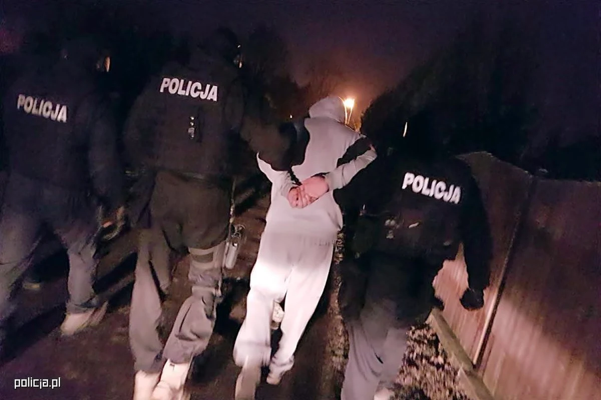 W areszcie jest podejrzany o wysadzanie w powietrze bankomatów i ich okradanie. Zdaniem śledczych zrobił to już sześciokrotnie. W czasie przeszukań pomieszczeń, do których miał dostęp, znaleziono 8 butli na gaz. Były do nich podłączone specjalne przewody, które służyły do wtłaczania gazu do środka bankomatu a potem do jego detonacji.