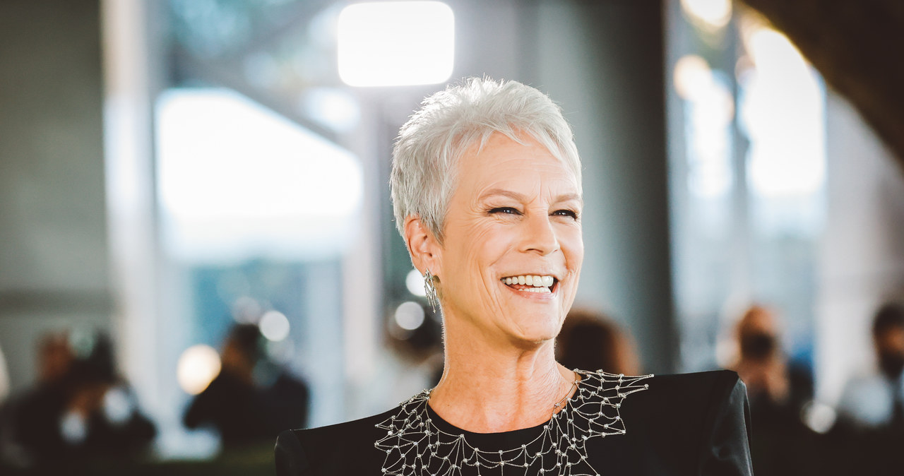 Jamie Lee Curtis jednoznacznie potępiła poprawianie urody przy pomocy skalpela, opowiadając przy okazji o własnych nieprzyjemnych doświadczeniach związanych z chirurgią plastyczną. Aktorka ujawniła, że efektem zabiegów, którym poddała się przed laty, było uzależnienie od silnych leków przeciwbólowych.