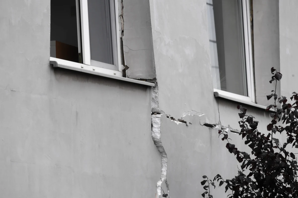 Najpewniej rozszczelnienie butli z gazem było przyczyną wybuchu, do którego doszło w domu jednorodzinnym w Inowrocławiu, w woj. kujawsko-pomorskim. Na szczęście właścicielowi budynku udało się z niego wydostać, jeszcze przed przyjazdem strażaków. Dom jest poważnie uszkodzony.