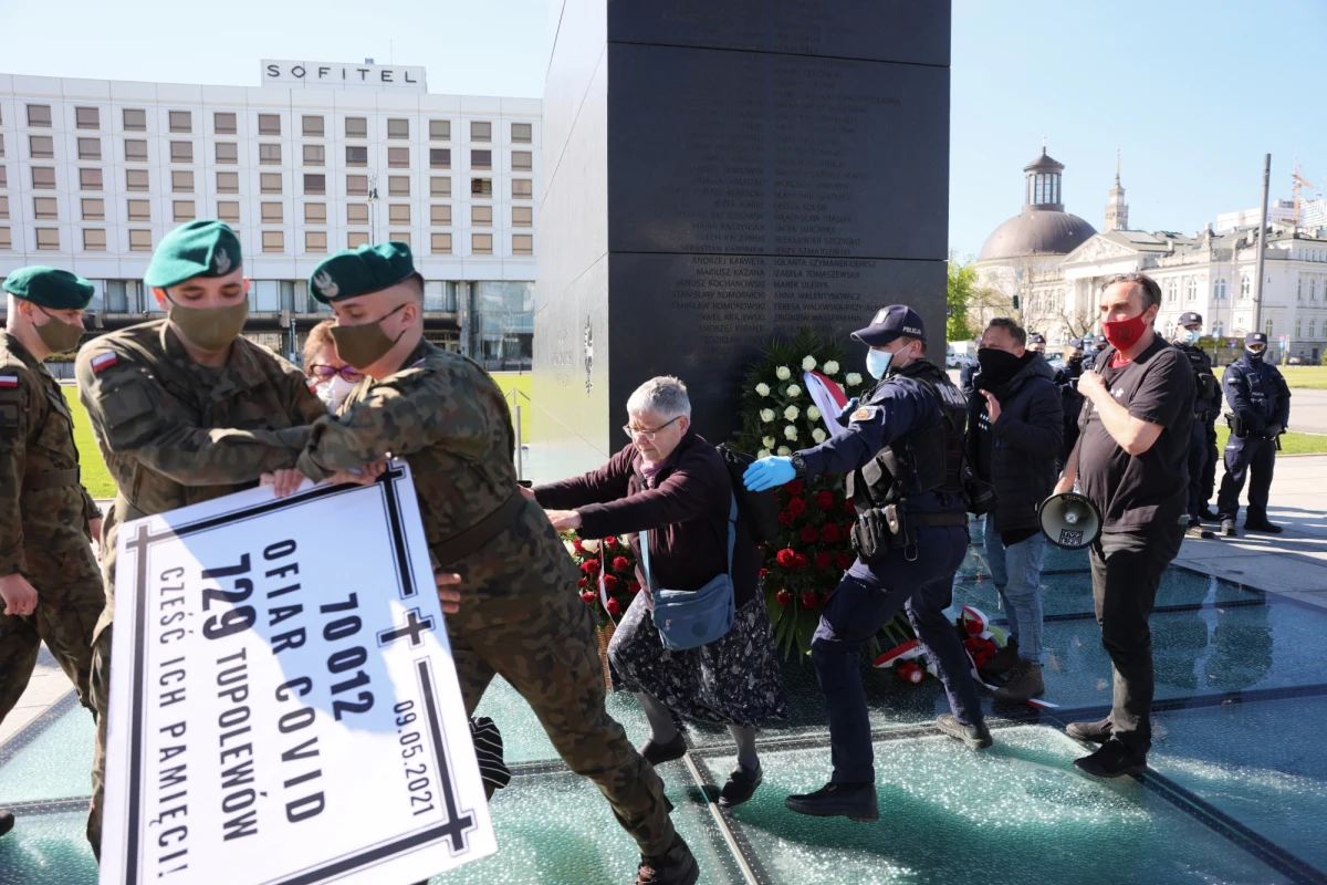 Katarzyna A., aktywistka znana jako "Babcia Kasia" została skazana na pół roku prac społecznych - taką decyzję podjął Sąd Rejonowy dla Warszawy - Śródmieścia. To za naruszenie nietykalności cielesnej trzech policjantów.