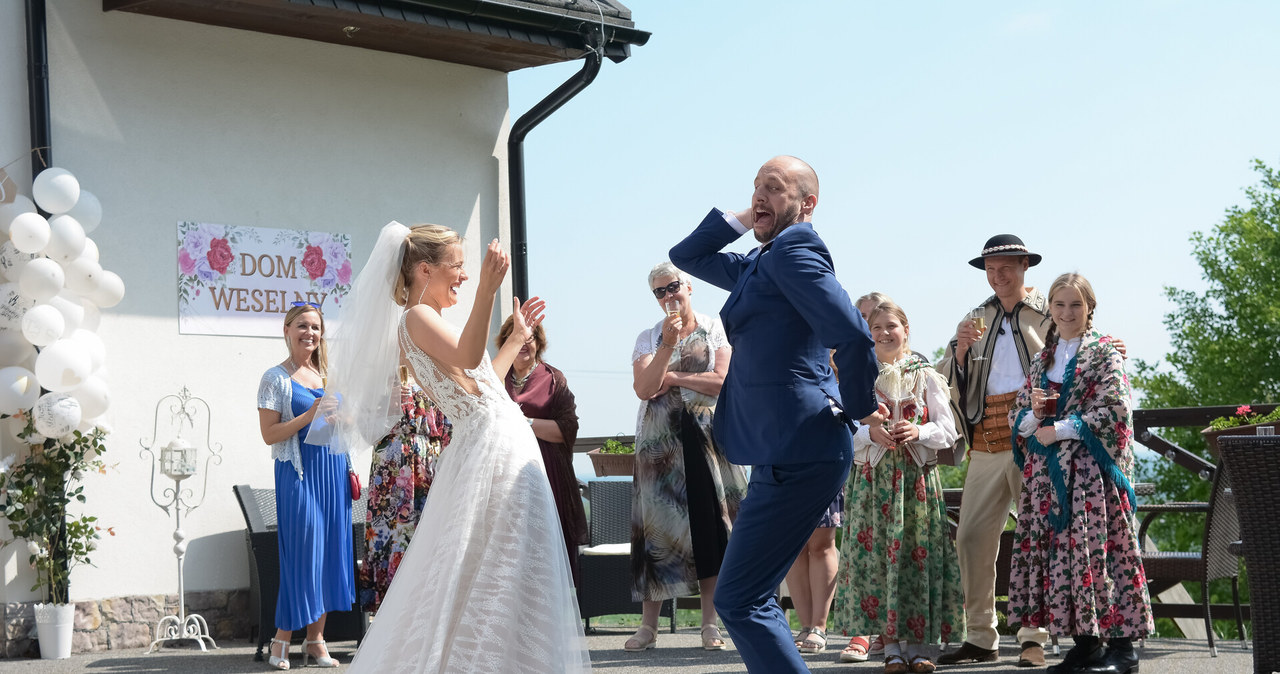 Dorota (Magdalena Wróbel), Lucynka (Delfina Wilkońska), Magda (Karolina Sawka), Artur (Łukasz Płoszajski), Kaśka (Michał Koterski) i Mikser (Błażej Michalski) szykują się na  wielkie góralskie wesele Marzeny (Marta Chodorowska) i Franciszka (Tomasz Borkowski). Mamy przedpremierowy fragment z piątkowego odcinka "Pierwszej miłości"!