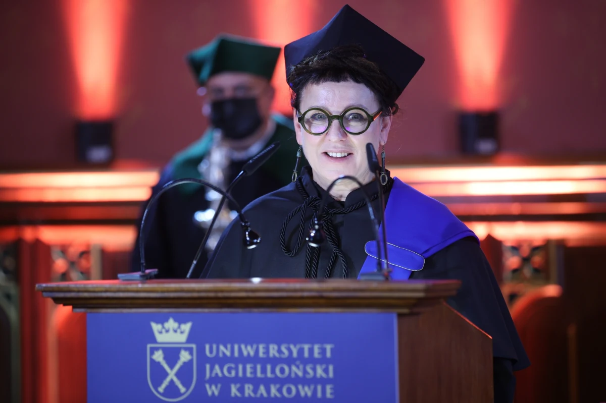 Laureatka literackiej nagrody Nobla w dziedzinie literatury Olga Tokarczuk odebrała tytuł doktora honoris causa Uniwersytetu Jagiellońskiego w Krakowie. To 11. kobieta, która otrzymała tę godność w ponad dwusetnej tradycji nadawania jej przez uczelnię.