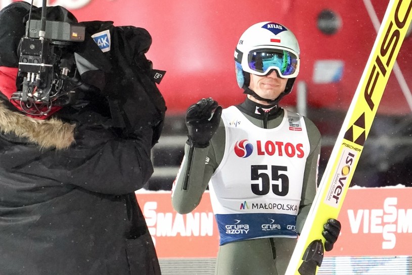 Od najbliższego sezonu konkursy Pucharu Świata w skokach narciarskich rozgrywane poza Polską transmitować będzie TVN, a nie TVP. "To historyczna zmiana w naszej ofercie programowej" - powiedział dyrektor programowy stacji Edward Miszczak. 