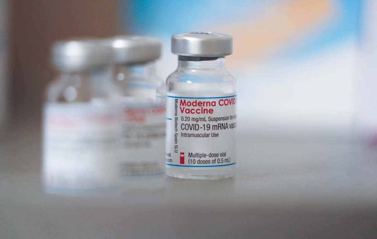 W związku z ryzykiem zapalenia mięśnia sercowego, preparatu Moderny przeciwko koronawirusowi nie należy podawać mężczyznom w wieku poniżej 30 lat - przekazano podczas konferencji Fińskiego Instytutu Zdrowia i Spraw Socjalnych (THL). 