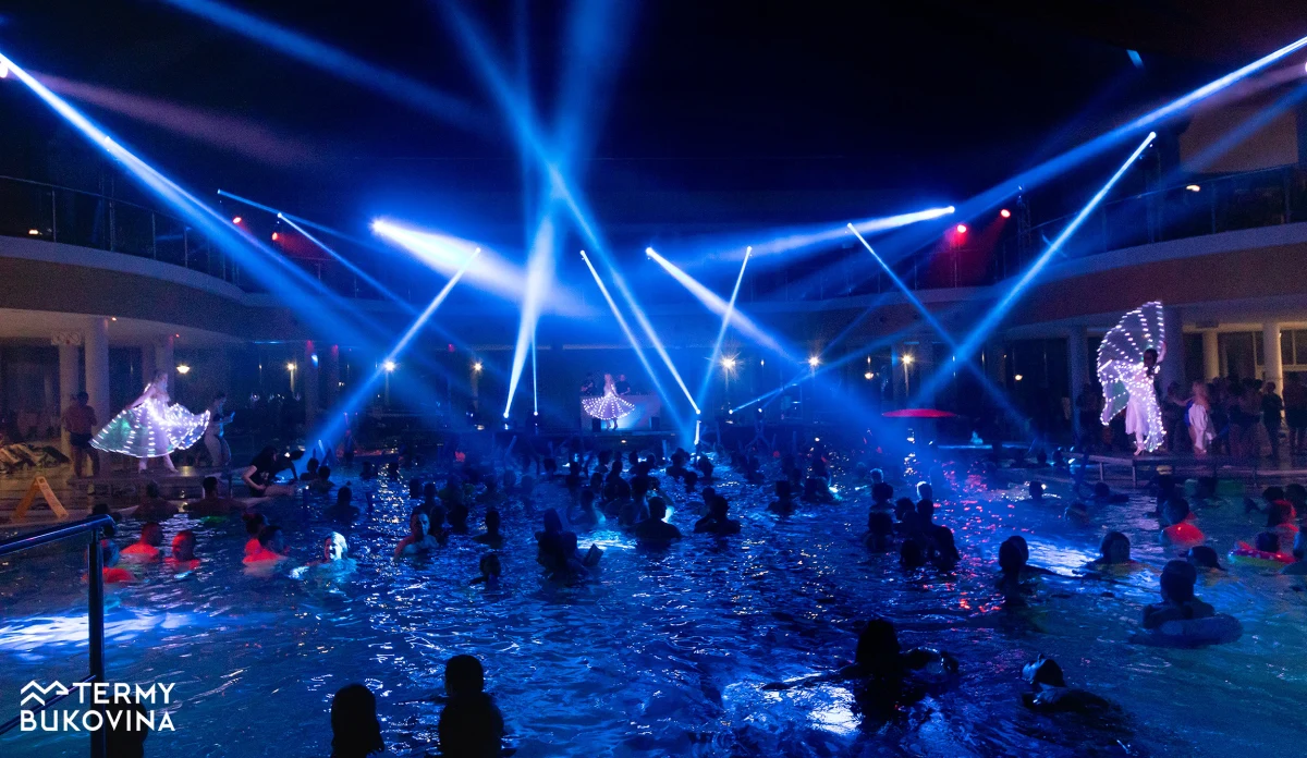 
Już 13 listopada w Termach BUKOVINA odbędzie się kolejna już Noc Basenów. Czekaja na was: imponująca scena na wodzie, pokazy tańca, efektowne projekcje na ekranach LED, wyrzutne ognia i fantastyczne konkursy. Gwiazdą wieczoru będzie GROMEE. Impreza potrwa od 20:00 do 24:00.