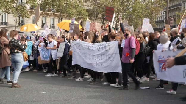 Kilka tysięcy „rozzłoszczonych” położnych wyruszyło z dzielnicy Montparnasse w Paryżu na demonstrację, domagając się większego uznania za ich „cierpienie” z powodu obecnych warunków pracy.