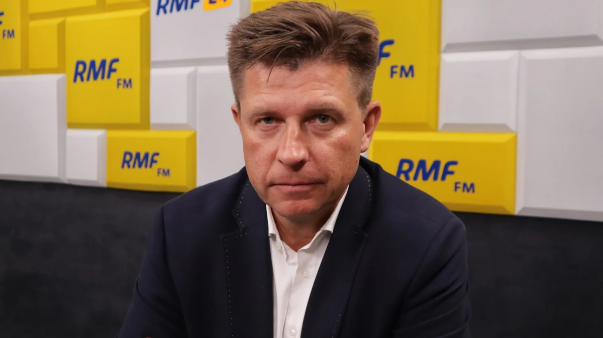 "Nie traktuję pani Przyłębskiej poważnie ani orzeczeń Trybunału Julii Przyłębskiej. Ewidentnie jest to zagranie do wewnątrz, by pokazać, że Polska nie musi spełniać jakichkolwiek postanowień instytucji unijnych" - tak były poseł, a obecnie szef Instytutu Myśli Liberalnej Ryszard Petru skomentował w Popołudniowej rozmowie w RMF FM wyrok Trybunału Konstytucyjnego ws. wyższości prawa krajowego nad unijnym. "To może być podobnie jak z Turowem - przez lata możemy udawać, że prawo europejskie nie działa, a na końcu za to trzeba będzie zapłacić karę" - dodał były lider Nowoczesnej. "Jest mi wstyd za Polskę, że mamy sytuację, w której Polska wraca do wizerunku kraju nieodpowiedzialnego, warcholskiego, który, mimo że jest w rodzinie europejskiej, pokazuje, że w każdej chwili może wyjść" - podkreślał gość RMF FM. "Chaos prawny, z którym mamy do czynienia, zostanie jeszcze bardziej pogłębiony. Teraz już trudno wyobrazić sobie dalej idące kroki w stronę polexitu" - ocenił drugi gość rozmowy - prof. Piotr Bogdanowicz z Katedry Prawa Uniwersytetu Warszawskiego.