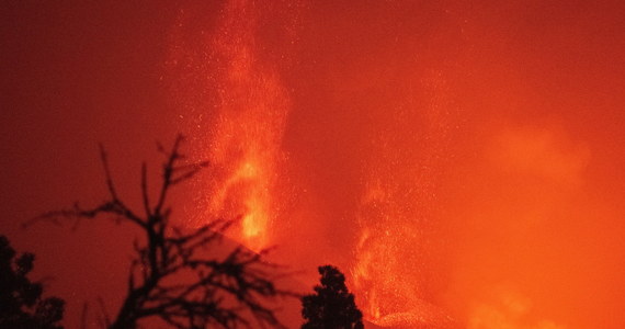 W sprzedaży internetowej pojawiły się paczki z popiołem z aktywnego od września wulkanu Cumbre Vieja na kanaryjskiej wyspie La Palma. Hiszpańskie służby medyczne przestrzegają przed otwieraniem torebek z czarnym granulatem, a naukowcy wskazują na zagrożenie dla zdrowia publicznego.