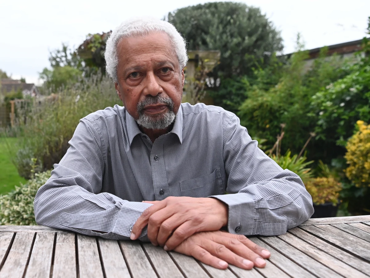 Abdulrazak Gurnah został laureatem literackiej Nagrody Nobla 2021 roku. Ten 73-letni powieściopisarz, urodzony w Tanzanii, mieszka dziś w Wielkiej Brytanii. Jest autorem 10 powieści oraz wielu opowiadań, przez które przewija się wątek uchodźców. On sam opuścił swoją ojczyznę pod koniec lat 60. ubiegłego wieku. 