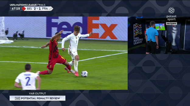 Daniel Siebert podjął decyzję! Uznał, że Tielemans trafił w nogę Griezmanna. Arbiter wskazał na 11. metr. Kylian Mbappe wykorzystuje rzut karny.

