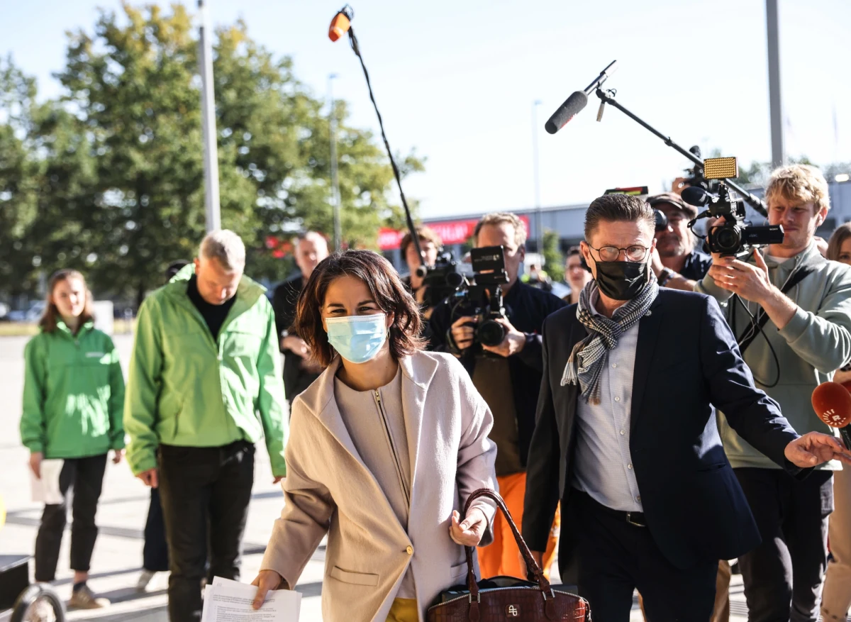 Przedstawiciele SPD, Zielonych i FDP spotkali się w czwartek w Berlinie na pierwszej trójstronnej dyskusji dotyczącej ewentualnego utworzenia koalicji rządowej. Po spotkaniu politycy wyrażali zadowolenie z jego przebiegu, ale nie ujawniono żadnych szczegółów.