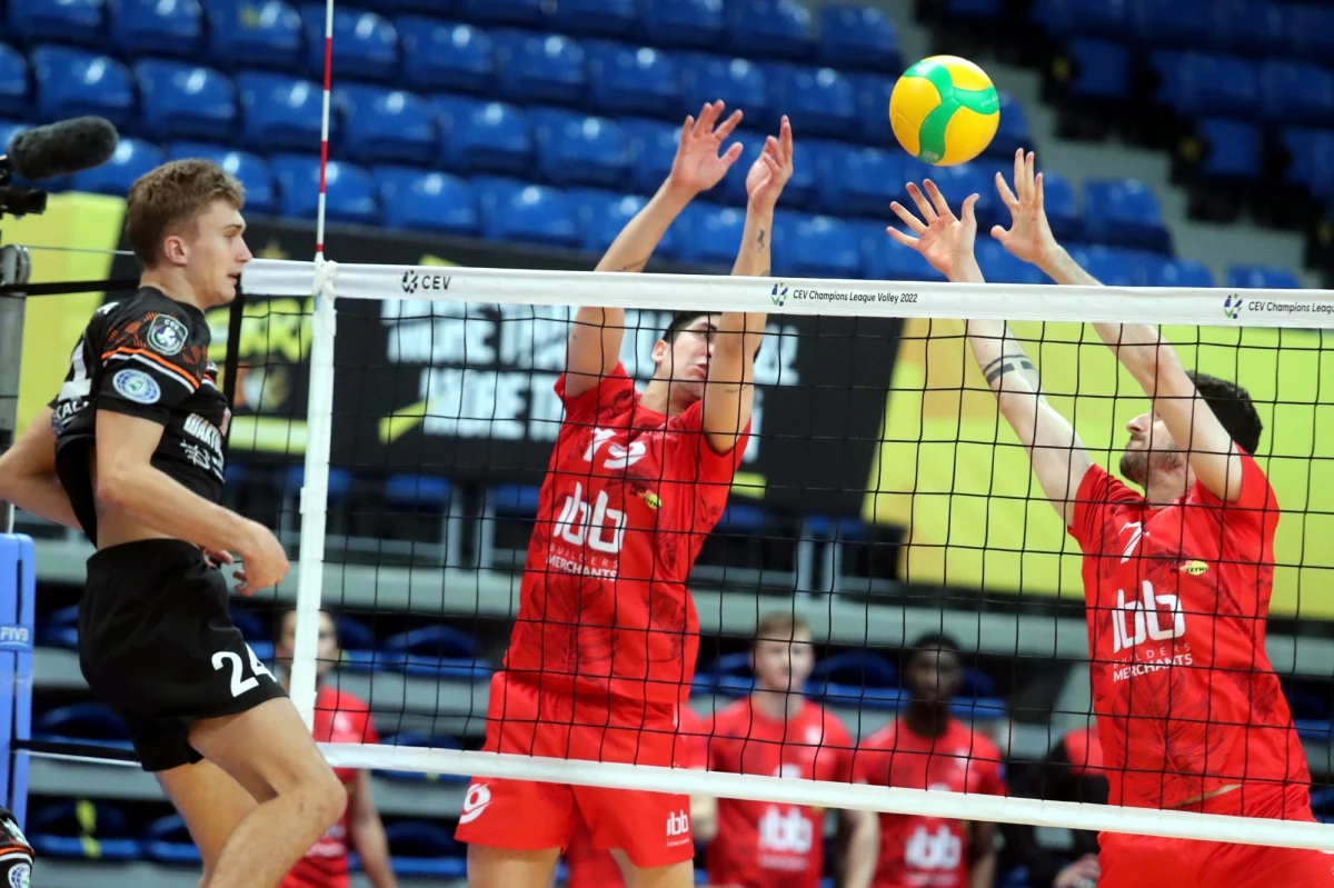 Hala w Bełchatowie nie okazała się szczęśliwa dla siatkarzy IBB Polonii Londyn. Występujący gościnnie w Polsce mistrz Anglii w pierwszej rundzie kwalifikacji Ligi Mistrzów dwukrotnie uległ białoruskiemu Szachciorowi Soligorsk i odpadł z dalszej rywalizacji.