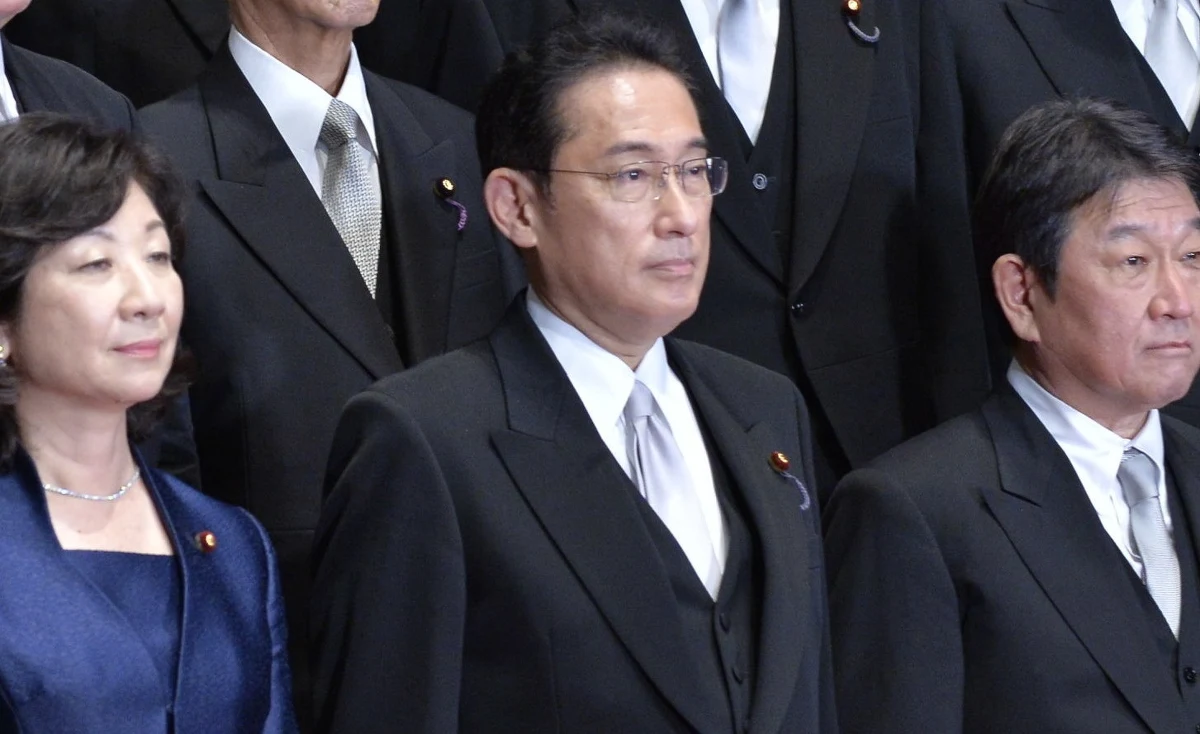 Nowy premier Fumio Kishida polecił ministrom odpowiedzialnym za politykę gospodarczą i fiskalną przedstawienie szczegółów pakietu gospodarczego, który zobowiązał się wdrożyć, aby pomóc japońskiej gospodarce przetrwać pandemię Covid-19. 