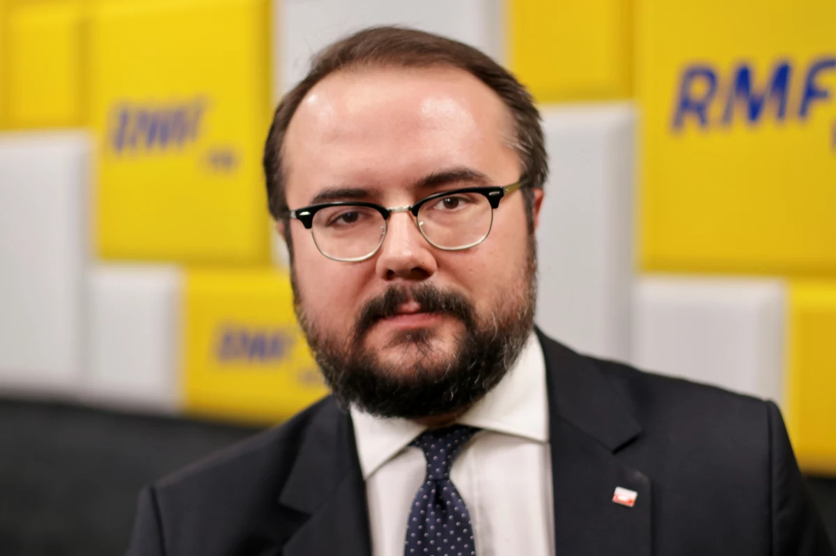 "To kolejny etap sporu, bo dyskusje toczą się od 6 lat. Temat - nic nowego" – mówi wiceminister spraw zagranicznych Paweł Jabłoński o orzeczeniu Trybunału Konstytucyjnego, który uznał wyższość Konstytucji RP nad prawem Unii Europejskiej. "Prawo konstytucyjne wyprzedza prawo unijne" – dodaje gość Porannej rozmowy w RMF FM – "Powtórka tego samego. Znowu będziemy mieć demonstracje przeciwko polexitowi, znowu ma być referendum ogłaszane przez Donalda Tuska”.