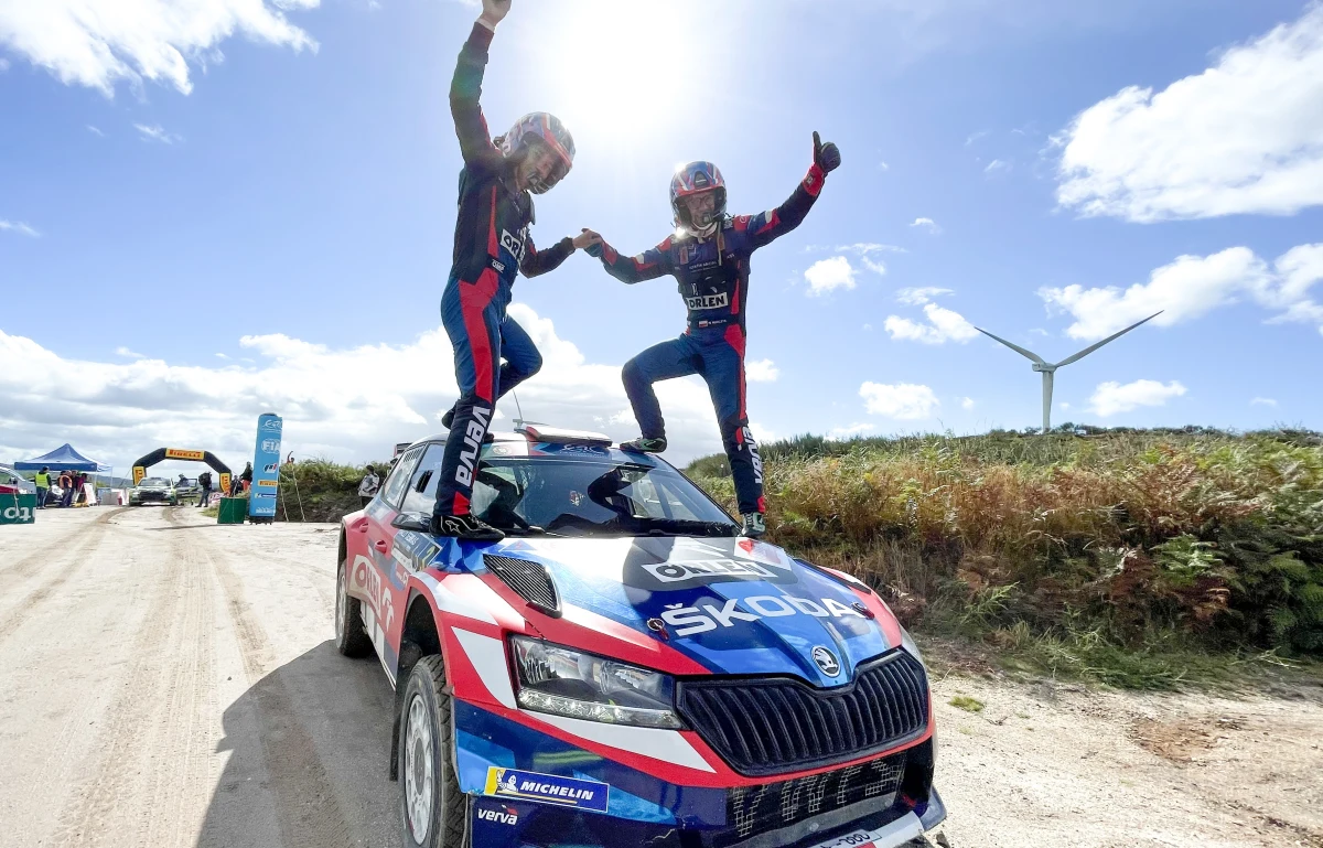 Mikołaj Marczyk i Szymon Gospodarczyk zostali rajdowymi mistrzami Europy juniorów, których wyłoniła punktacja Michelin Talent Factory. Załoga Orlen Team wyszarpała tytuł po niesamowicie szybkiej jeździe na trasach w Portugalii, nie pozostawiając rywalom żadnych szans.