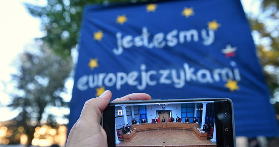 "Prawo UE ma pierwszeństwo przed prawem krajowym, w tym przed przepisami konstytucyjnymi. Na to zgodziły się wszystkie państwa członkowskie UE jako członkowie Unii Europejskiej" – oświadczyła Ursula von der Leyen. Szefowa Komisji Europejskiej jest zaniepokojona decyzją Trybunału Konstytucyjnego, który orzekł w czwartek inaczej: że prawo krajowe ma wyższość nad prawem unijnym.