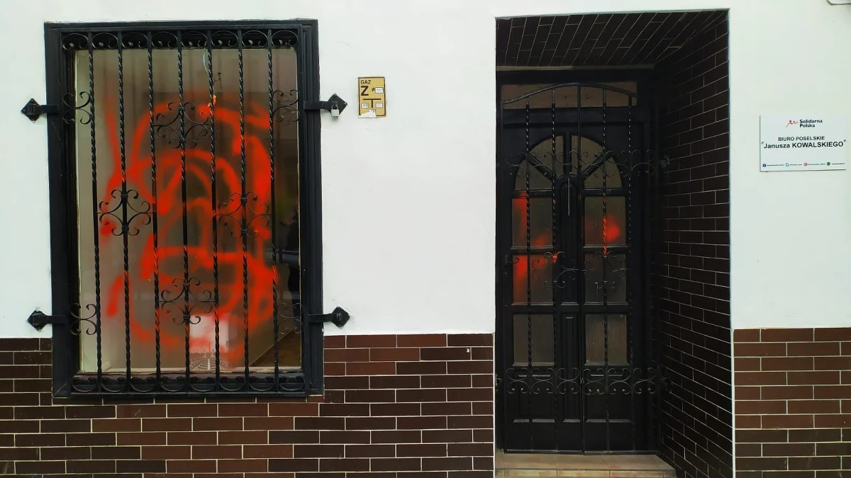 Policja szuka sprawcy bądź sprawców, którzy zaatakowali biuro posła Solidarnej Polski Janusza Kowalskiego w Paczkowie na Opolszczyźnie. Drzwi i okno biura pomazano farbą. 