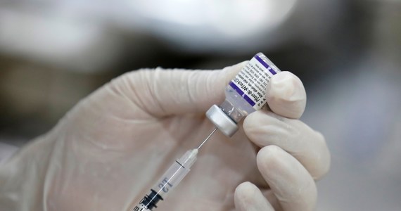 Zaledwie 0,1 proc. osób w pełni zaszczepionych przeciw Covid-19 zostało zakażonych. Wśród wszystkich zgonów osób zakażonych koronawirusem 1,9 proc. stanowiły osoby zaszczepione, zgony nie są związane ze szczepieniem – poinformowało Ministerstwo Zdrowia.