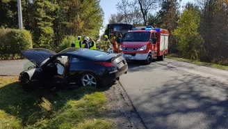 Śląskie: Wypadek po policyjnym pościgu. Sportowe auto uderzyło w autobus z dziećmi