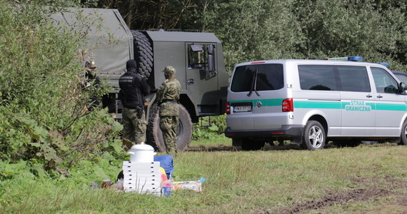 Charge d'affaires ambasady Białorusi w Polsce, został wezwany do Ministerstwa Spraw Zagranicznych i poinformowany o naszym stanowisku wobec incydentów na granicy, również w kwestii strzałów w kierunku patrolu Straży Granicznej. Mamy dowody, że zostały oddane - powiedział rzecznik MSZ Łukasz Jasina.