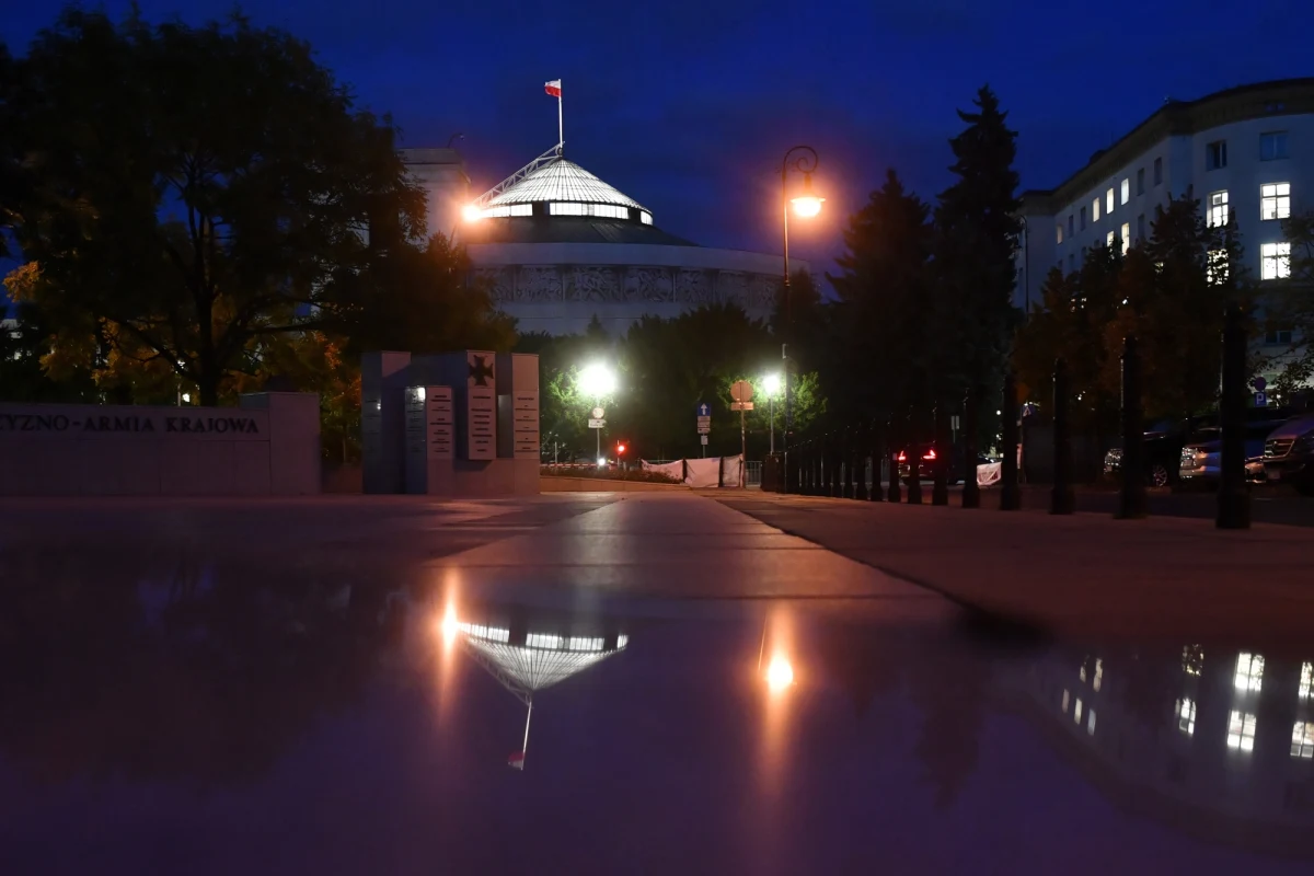 Dziś po południu doszło do nieuprawnionego wtargnięcia na teren Sejmu. Interweniowała Straż Marszałkowska - poinformował Andrzej Grzegrzółka, szef Centrum Informacyjnego Sejmu. 