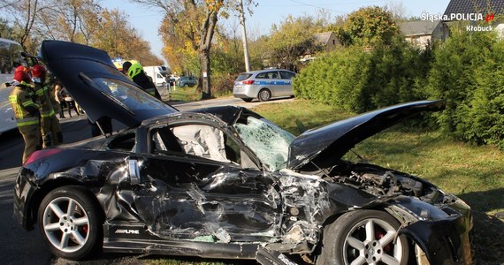 Wypadkiem zakończył się policyjny pościg w powiecie kłobuckim (woj. śląskie). Uciekający kierowca osobówki uderzył w autobus przewożący dzieci. Informację o tym zdarzeniu dostaliśmy na Gorącą Linię RMF FM. 