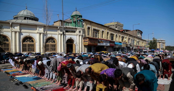 Tak zwane Państwo Islamskie (IS) poinformowało na swoim kanale na Telegramie, że to ono stoi za zamachem, do którego doszło w piątek w szyickim meczecie w prowincji Kunduz w północno-wschodnim Afganistanie, a celem ataku była społeczność Hazarów. Według AFP, zginęło co najmniej 55 osób.