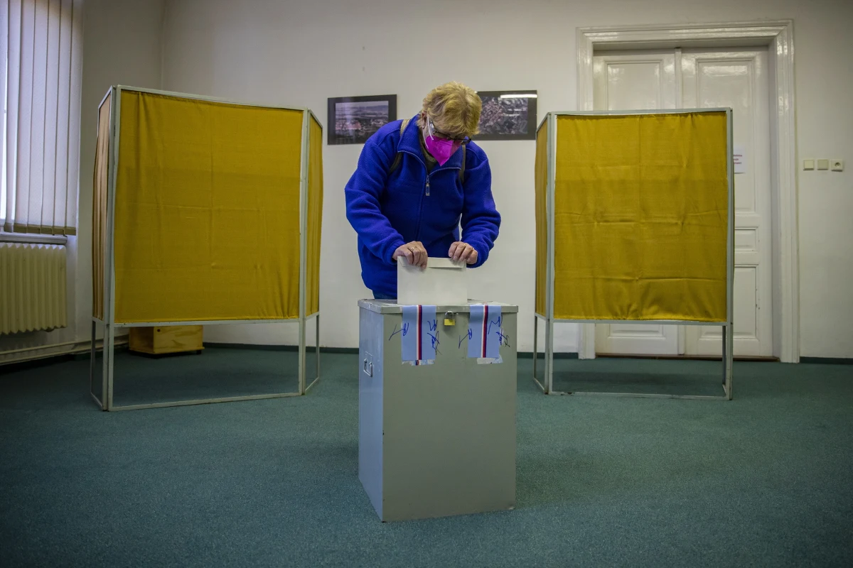 ​Dwudniowe wybory do Izby Poselskiej parlamentu Republiki Czech zostały przerwane o 22.00.  Lokale wyborcze ponownie zostaną otwarte w sobotę o 8.00, a wybory zakończą się w sobotę o 14.00. Według szacunków dzisiejsza frekwencja była podobna do tej sprzed czterech lat.