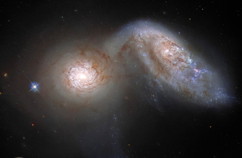 W przestrzeni kosmicznej jest mnóstwo wolnego miejsca, a pomimo tego astronomowie bardzo często odkrywają galaktyki, które znajdują się ze sobą na kursie kolizyjnym. Trzeba przyznać, że ten taniec wygląda iście magicznie.