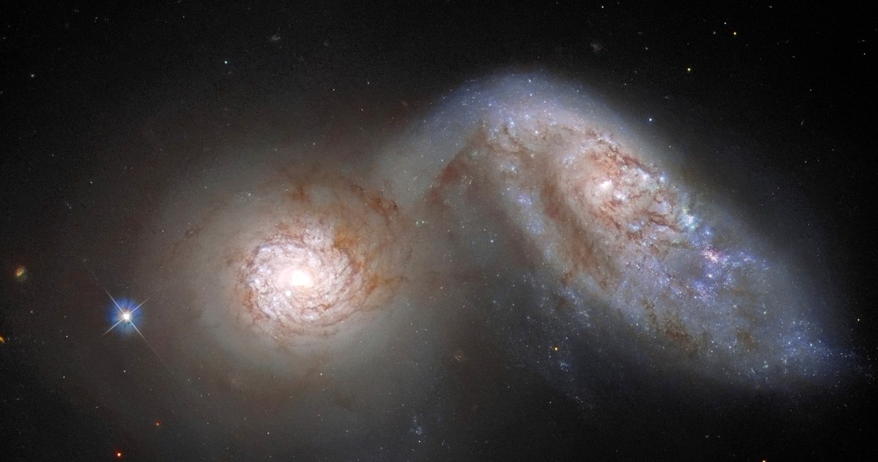 W przestrzeni kosmicznej jest mnóstwo wolnego miejsca, a pomimo tego astronomowie bardzo często odkrywają galaktyki, które znajdują się ze sobą na kursie kolizyjnym. Trzeba przyznać, że ten taniec wygląda iście magicznie.