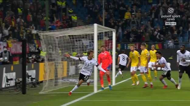 Reprezentacja Rumunii przez długi czas liczyła na to, że uda jej się sprawić niespodziankę na Volksparkstadion w Hamburgu. Podopieczni trenera Mirela Radoiego przez 43 minuty prowadzili w starciu z Niemcami, lecz ostatecznie przegrali 1-2. Gole dla naszych zachodnich sąsiadów strzelili klubowi koledzy Roberta Lewandowskiego - Serge Gnabry oraz Thomas Mueller.
