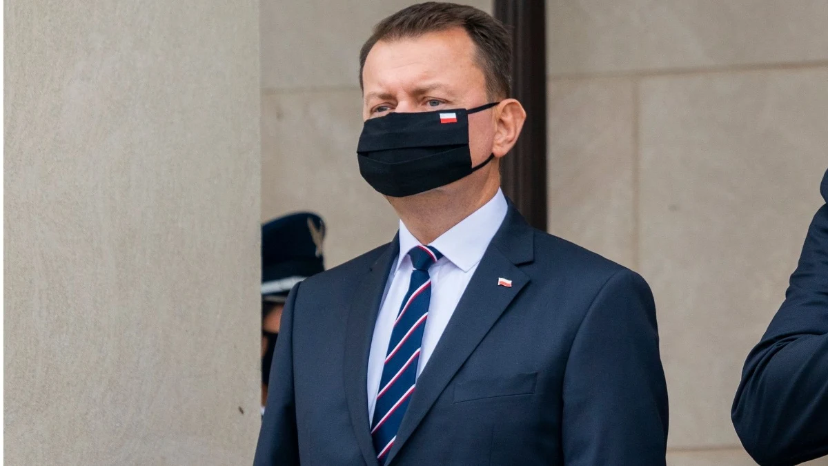 „Prowokacje na granicy ze strony białoruskiej są i pewnie będą miały miejsce, a w sytuacji ataku hybrydowego oczekuję wsparcia opozycji dla instytucji państwa” - powiedział w piątek szef MON Mariusz Błaszczak, komentując strzały oddane na granicy polsko-białoruskiej w kierunku polskich funkcjonariuszy.