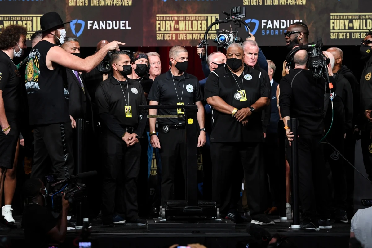 Broniący tytułu mistrza świata WBC kategorii ciężkiej Tyson Fury (30-0-1, 21 KO) i Deontay Wilder (42-1-1, 41 KO) nie ważyli tak dużo przed żadną walką bokserską. Przed sobotnim pojedynkiem w Las Vegas Brytyjczyk Fury miał 125,6 kg, zaś Amerykanin Wilder 107,9 kg.