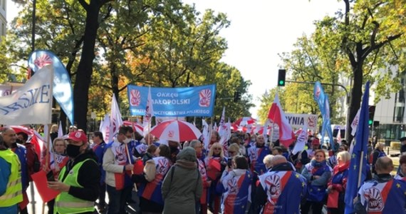 „Szacunek i godna płaca” to hasło protestu pracowników budżetówki. Dzisiaj w Warszawie zaplanowanych jest kilka manifestacji.