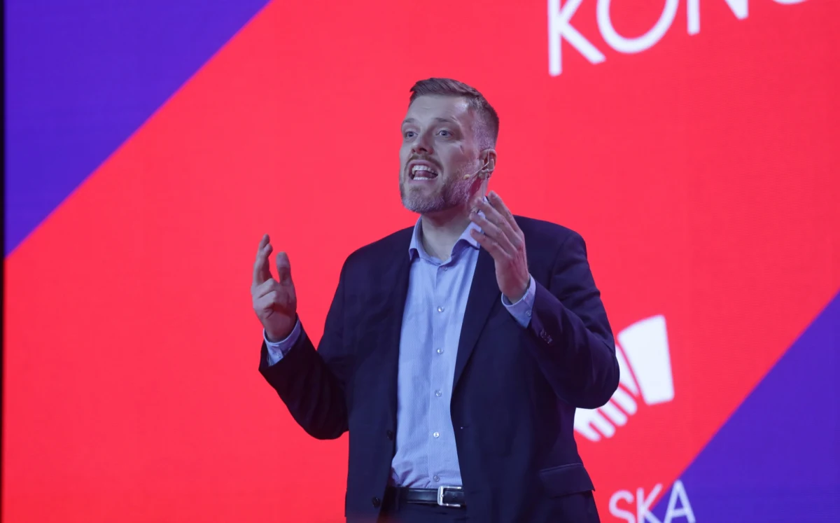 "Nasze społeczeństwo rozsadzają nierówności; możemy żyć w Polsce i świecie, w którym pracownicy mają większy kawałek tortu, w którym docenia się pracę i czyni się ją lżejszą, możemy skrócić czas pracy" - mówił podczas kongresu Nowej Lewicy lider partii Razem Adrian Zandberg.