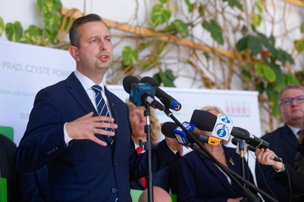 Lider Polskiego Stronnictwa Ludowego Władysław Kosiniak-Kamysz zapowiedział w Poznaniu złożenie przez jego ugrupowanie wniosku o skrócenie kadencji parlamentu. "Zgłosimy taki wniosek o przedterminowe wybory już teraz, w zbliżającym się tygodniu" - oświadczył Kosiniak-Kamysz. Jego zdaniem to "konkretna propozycja rozwiązania kryzysu społeczno-politycznego, w którym tkwimy już od kilku dobrych miesięcy".
