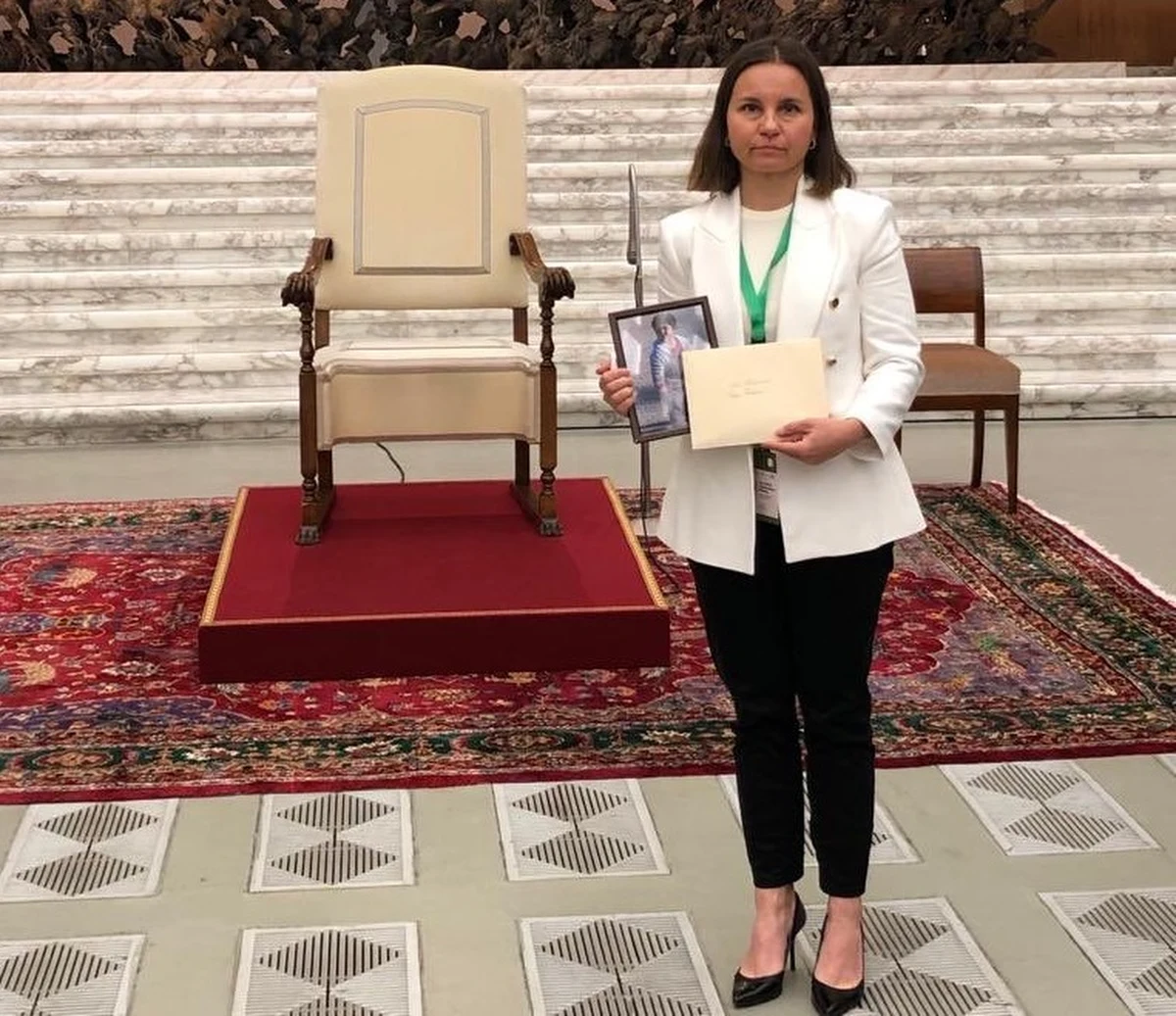 Posłanka Koalicji Obywatelskiej Urszula Zielińska wręczyła papieżowi Franciszkowi list w sprawie migracji przez polsko-białoruską granicę i zdjęcia dzieci odesłanych na granicę przez Straż Graniczną. "W liście przypomniałam, że od wielu tygodni granicę Unii Europejskiej przekraczają setki uchodźców w poszukiwaniu bezpieczeństwa. Zaznaczyłam, że białoruski reżim traktuje uchodźców jak żywą broń" - napisała parlamentarzystka na Facebooku.