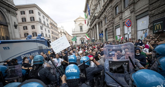 ​W Rzymie doszło do gwałtownych starć manifestujących przeciwników przepustki sanitarnej, w tym wielu antyszczepionkowców z policją. Funkcjonariusze użyli armatek wodnych, by rozproszyć napierających demonstrantów, którzy obrzucali ich petardami.