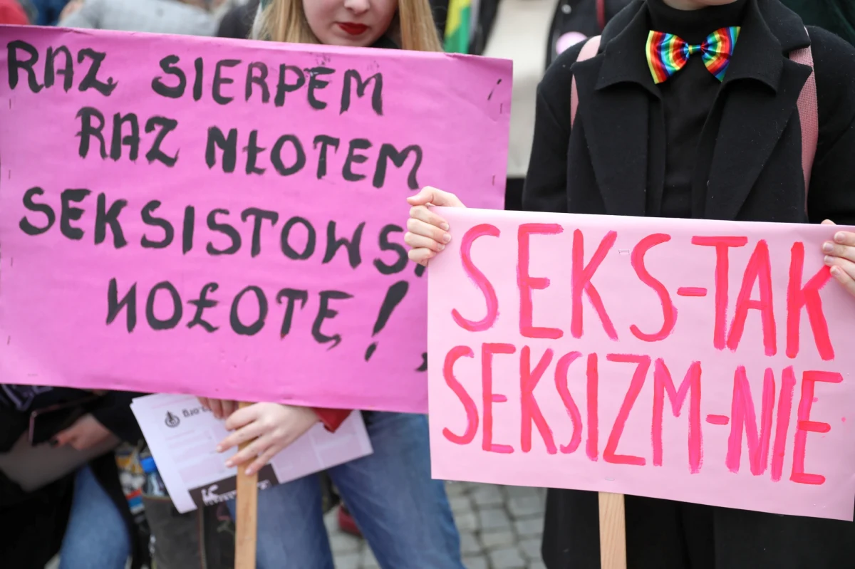 Kilka miesięcy może potrwać po wyborach w Czechach stworzenie nowego rządu. W takim razie mamy sporo czasu, aby zapoznać się z bogatą tematycznie i artystycznie prozą współczesnej czeskiej pisarki. Petra Hůlová będzie 20 października uczestniczką (online) krakowskiego Conrad Festival 2021. A ja już - dzięki Annie Szczygieł z Krakowskiego Biura Festiwalowego - mogłem wcześniej przeprowadzić wywiad z autorką "Macochy". 