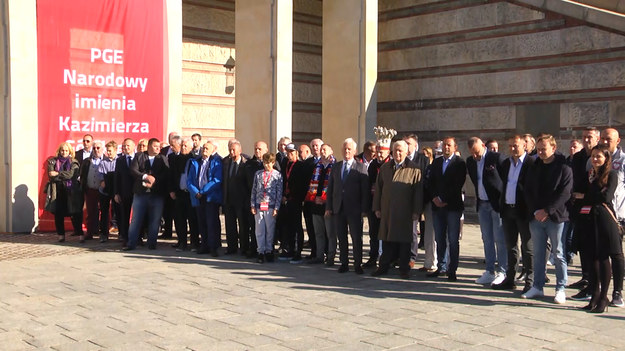Stadion Narodowy w Warszawie od dziś nosi imię legendarnego trenera reprezentacji Polski Kazimierza Górskiego. W uroczystościach wzięli udział m.in jego syn Dariusz Górski, legendy polskiej piłki, prezes PZPN Cezary Kulesza oraz premier Mateusz Morawiecki.