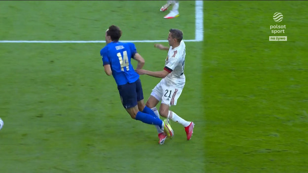W  pierwszej połowie obie drużyny trochę badały swoje możliwości. Jak zwykle aktywny był w zespole Italii dynamiczny Federico Chiesa. Próbował m.in. uderzenia z dystansu, ale ta próba była mocno niecelna.

Tuż przed końcem pierwszej połowy fenomenalną okazję na wyjście na prowadzenie mieli Włosi, ale strzał Chiesy minimalnie minął słupek, po tym, jak Thibaut Courtois jeszcze lekko zmienił tor lotu piłki interweniując.

Druga połowa nie mogła się lepiej rozpocząć dla drużyny Roberto Manciniego. Już w 46. minucie prowadzenie dał Italii Nicolo Barella.

W 64. minucie sędzia uznał, że Timothy Castagne faulował w polu karnym Federico Chiesę. Na nic zdały się protesty Belgów, którzy przekonywali, że Włoch szukał tego kontaktu.  

Do wykonania "jedenastki" podszedł Domenico Berardi. Courtois wyczuł intencje rywala i kierunek uderzenia, ale ostatecznie nie był w stanie wybronić tego mocnego strzału.

Belgowie cały czas jednak dążyli do zdobycia kontaktowego gola. W 82. minucie w słupek trafił Yannick Carrasco. To było ostrzeżenie dla Włochów, ale najwyraźniej nie wyciągnęli wniosków. Chwilę później zostali za to skarceni. Courtois świetnie wznowił grę długim wyrzutem, piłkę dostał Kevin De Bruyne i zagrał w pole karne. Ostatecznie Charles De Ketelaere posłał tę piłkę do bramki uderzając między nogami Gianluigiego Donnarummy. Włosi prowadzili już tylko 2-1.

Ostatecznie jednak udało im się utrzymać ten wynik do końca spotkania.

Włochy - Belgia 2-1 (0-0)

1-0  Barella 46

2-0  Berardi 65.

2-1 De Ketelaere 86
