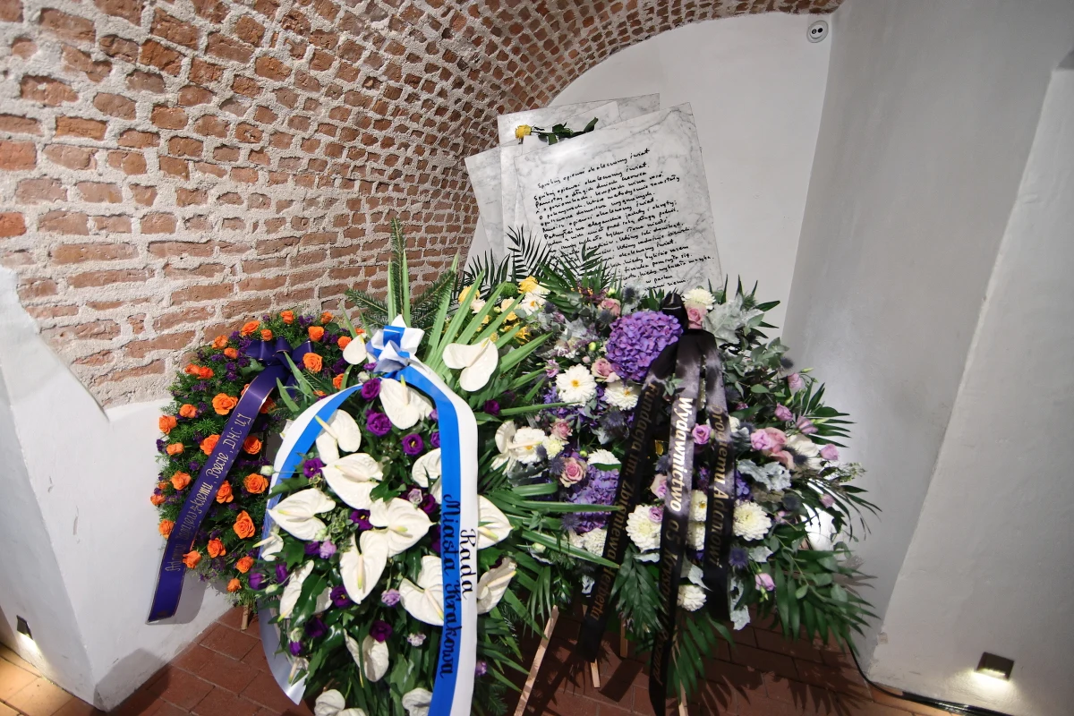 Poeta i eseista, jeden z liderów literackiego pokolenia '68 Adam Zagajewski w niedzielne popołudnie spoczął w Panteonie Narodowym, w kościele Świętych Apostołów Piotra i Pawła w Krakowie. Artystę pożegnali najbliżsi, przyjaciele, mieszkańcy i przedstawiciele władz.