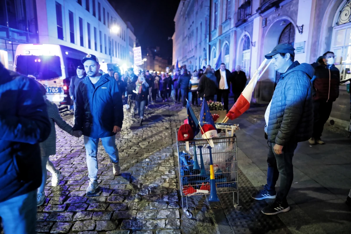 Cztery osoby zostały zatrzymane po wczorajszej manifestacji na Placu Zamkowym - to oficjalne dane Komendy Stołecznej Policji. Jedną z zatrzymanych osób jest Katarzyna A., znana jako "Babcia Kasia". Drugą - według dziennikarza Krzysztofa Boczka - osoba, która próbowała odpalić racę. To aktywista LGBT Franek Broda, prywatnie siostrzeniec premiera Mateusza Morawieckiego. 