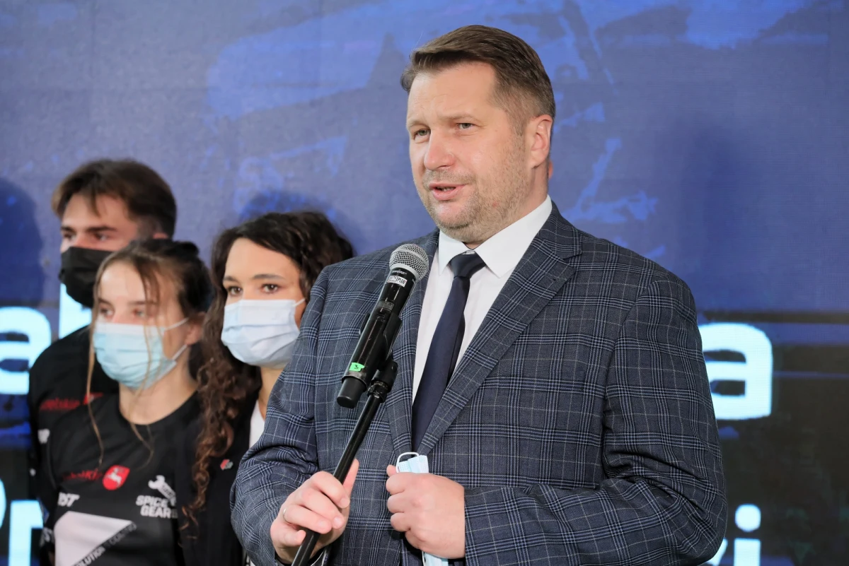 "Nie ma po co strajkować. Są pieniądze na stole, chcemy je przekazać nauczycielom i dzięki temu zwiększyć atrakcyjność i podnieść etos tego najważniejszego z zawodów" - zadeklarował w rozmowie z "Dziennikiem Gazetą Prawną" szef Ministerstwa Edukacji i Nauki Przemysław Czarnek.