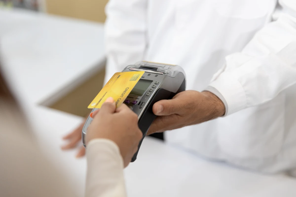 14 zarzutów: kradzieży z włamaniem oraz usiłowania włamania na konto bankowe, postawili policjanci 61–letniej mieszkance gminy Kęty. Jak podała oświęcimska policja, kobieta zamiast zwrócić znalezioną kartę bankomatową, zaczęła jej używać, płacąc za zakupy.