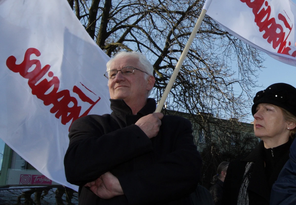 „Ten komentarz nie miał prawa się pojawić! Stanowczo potępiam takie porównania!” – tak rzecznik Instytutu Pamięci Narodowej Rafał Leśkiewicz skomentował skasowany już wpis Krzysztofa Wyszkowskiego, w którym członek kolegium IPN porównał manifestujących w niedzielę powstańców do Oskara Dirlewangera, nazistowskiego zbrodniarza. Wyszkowski za swój komentarz przeprosił.