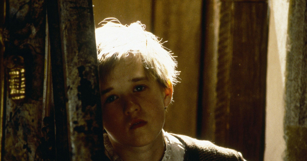 Wiele wskazuje na to, że Haley Joel Osment przejdzie do historii jako dziecięca gwiazda kina. Widzowie najlepiej pamiętają go z roli w filmie "Szósty zmysł". Nie wszyscy wiedzą jednak, że w dzieciństwie wystąpił także w polsko-amerykańskiej produkcji pt. "Boże skrawki". Właśnie minęło dwadzieścia lat od jej premiery, a my wspominamy najważniejsze momenty w karierze 33-letniego dziś aktora. 