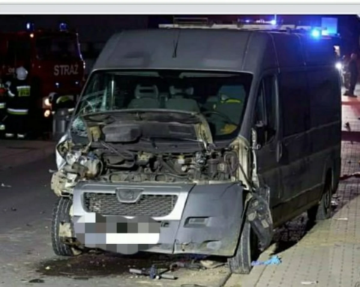 Dwóch chłopców w wieku 12 i 13 lat, jadąc razem jedną hulajnogą elektryczną, wyjechało z drogi podporządkowanej prosto pod samochód. Obaj z ciężkimi obrażeniami ciała zostali przetransportowani do szpitala w Krakowie.