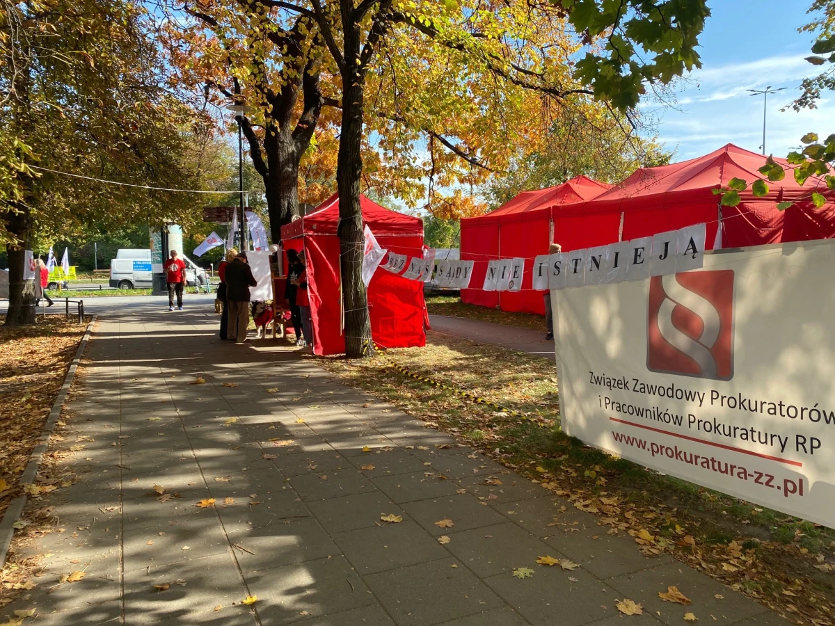 Kolejna odsłona protestu pracowników sądów w Czerwonym Miasteczku przed Ministerstwem Sprawiedliwości w Warszawie. Wiele jednostek w całej Polsce ze względu na braki kadrowe pracuje w ograniczonym zakresie, niektóre sądy odwołały wszystkie zaplanowane na dzisiaj rozprawy.