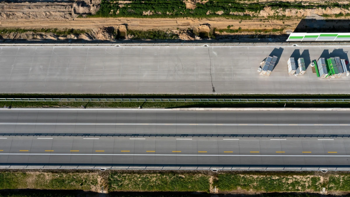 Od wtorku łatwiejszy będzie przejazd budowaną autostradą A1 w woj. łódzkim. W godzinach południowych ma zniknąć ostatnie wąskie gardło w postaci tymczasowego ronda w Kamieńsku. Ruch na całej powstającej trasie ma odbywać po dwóch pasach w obie strony.